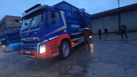 Камион на Руж Комунал при доставка на контейнер